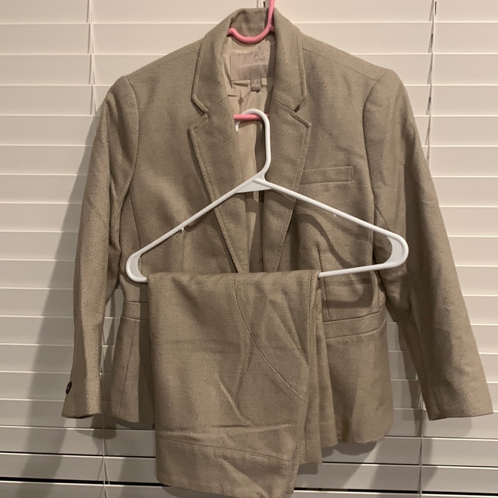 A Banana Republic design. Size 6